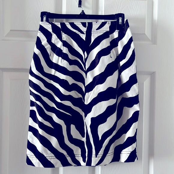 Jean skirt, Pre-Owned-Vintage. Pockets and buttons to close the mini skirt. - Picture 1 of 2